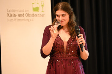 Kr der 1. deutschen Destillathoheit: Anna Steinmann bei der Blindverkostung.