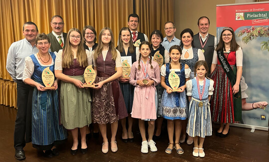 Die Gewinner des goldenen Dirndltalers 2024: Gerti und Leo Suppan (Dirndlbrand), Familie Knig (Rote Holzbirne), Familie Enne (Bio Zwetschke), Landwirtschaftliche Fachschule Pyhra (Himbeerbrand durch Mazeration), Fritz und Maria Daxbck (Dirndllikr), Josef Daxbck (Schwarzer Ribisellikr), mit Familien und der Dirndlknigin Anna Knig