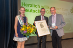 Jürgen Mertz, Präsident des Zentralverband Gartenbau e.V., und die Deutsche Blumenfee 2014/2015, Christina Aumann, gratulieren Dr. Walter Hartmann (r.) zu seiner Auszeichnung