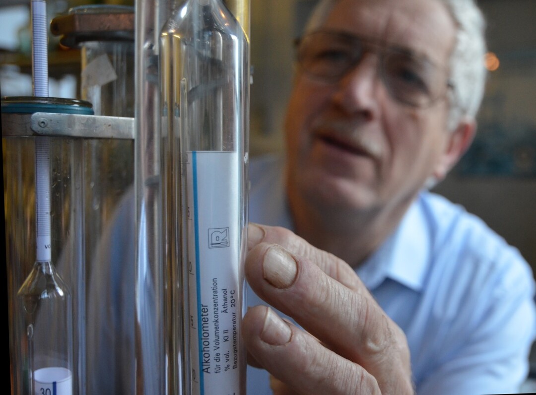 Messung des Alkoholgehalts durch Spindelung mit einem Alkoholmeter.