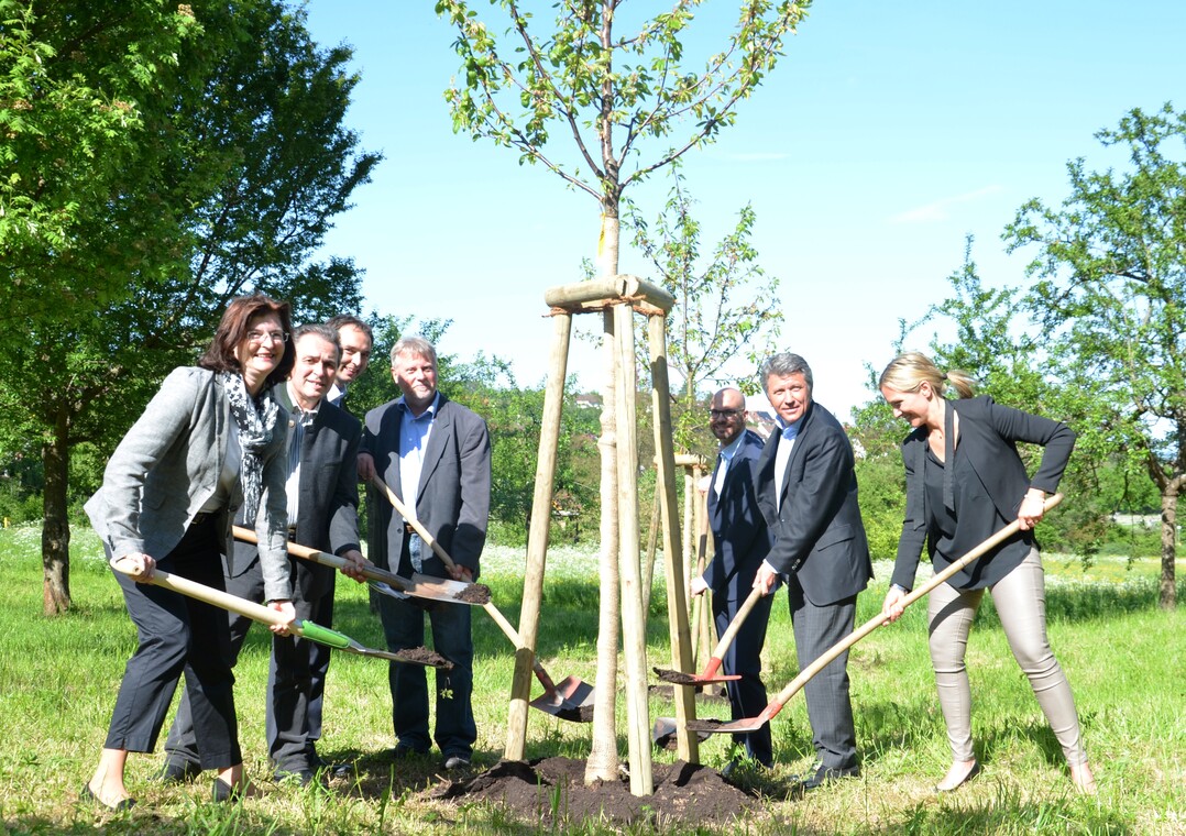 Symbolischer Spatenstich mit u.a. Claus Peter Hutter, Präsident von NatureLife-International (2.v.l.), und LOGL-Geschäftsführer Rolf Heinzelmann (4.v.l.)