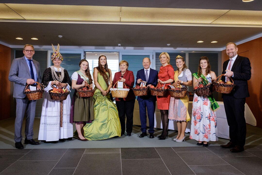v.l.n.r.: Franz-Josef Holzenkamp (DRV-Prsident), Marina Tajger (Altlnder Bltenknigin), Jasmine Lasch (Apfelknigin Wesendahl), Nane Cooren (Bltenknigin Mecklenburg-Vorpommern), Dr. Angela Merkel (Bundeskanzlerin), Olaf Scholz (Bundesminister der Finanzen), Julia Klckner (Bundesministerin fr Landwirtschaft und Ernhrung), Julia Heimgartner (Bodensee Apfelknigin), Elisabeth Geithel (Bltenknigin Schsisches Obst), Dr. Christian Weseloh (Geschftsfhrer BVEO)