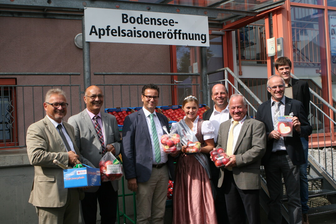 Vertreter aus Politik, Berufsstand und Vermarktung bei der Erffnung der Bodensee-Apfelsaison