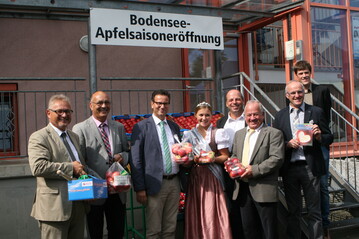 Vertreter aus Politik, Berufsstand und Vermarktung bei der Erffnung der Bodensee-Apfelsaison