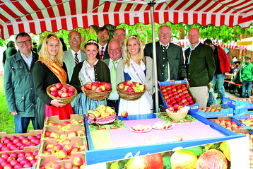 Mit Vertretern aus Berufsstand, Politik und Vermarktung wurde am Bodensee beim Apfelwandertag auf dem Betrieb Bernhard in Furatweiler die neue Saison erffnet