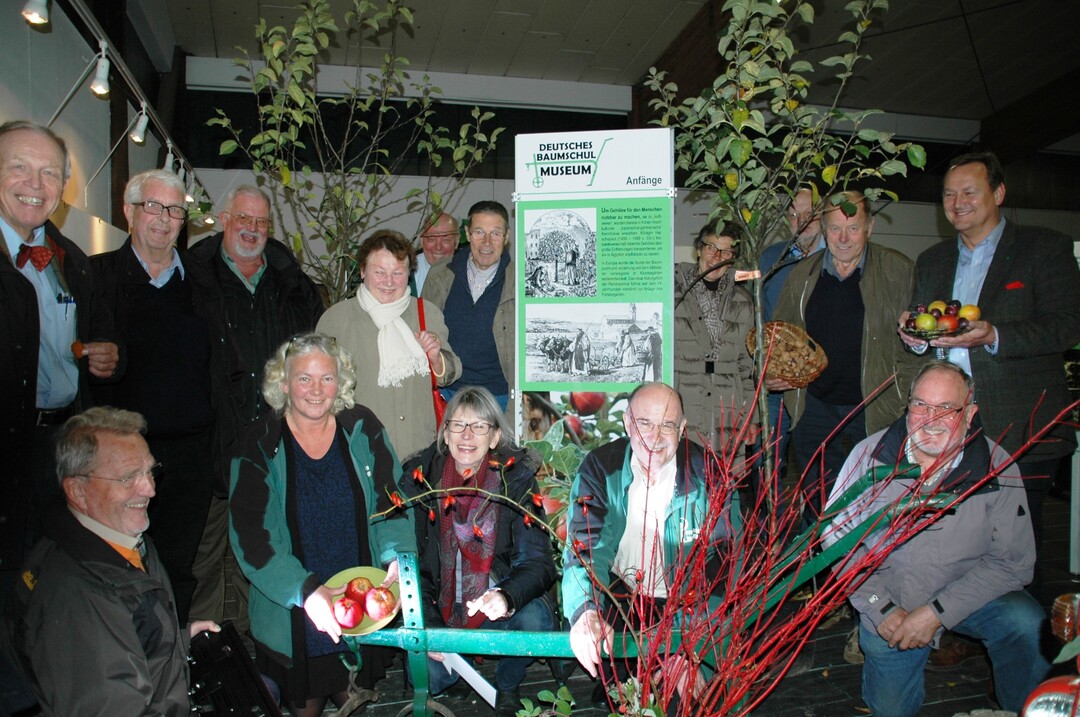 In freudiger Erwartung auf die Saison 2016 zum Thema „Obstgehölze“ mit Unterstützung der Lichtkünstlerin Gisela Meyer-Hahn (Bildmitte kniend neben Dr. Heike Meyer-Schoppa, Museumsleitung und Hellmut Nagel, Schatzmeister) einige Besucher der Mitgliederversammlung des Fördervereins Deutsches Baumschulmuseum