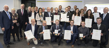 Staatssekretr Peter Bleser (l.) berreicht zusammen mit DLG-Vizeprsident Prof. Dr. Achim Stiebing (r.) in Anwesenheit der Bundestagsabgeordneten Kordula Kovac und Alois Gerig sowie Klaus Heitlinger, Geschftsfhrer des Verbandes der deutschen Fruchtsaft-Industrie e. V. (VdF), die Urkunden und Medaillen an die diesjhrigen Preistrger.