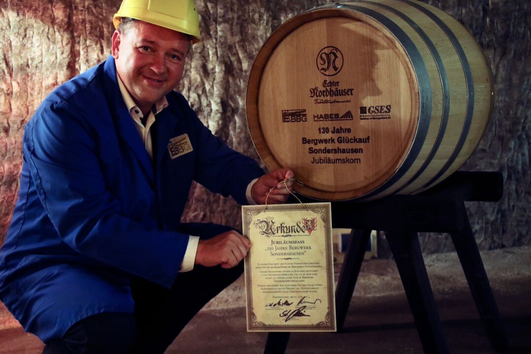 Thomas Mller, Leiter der Echter Nordhuser Traditionsbrennerei, an einem der beiden Fsser im Salzbergwerk.