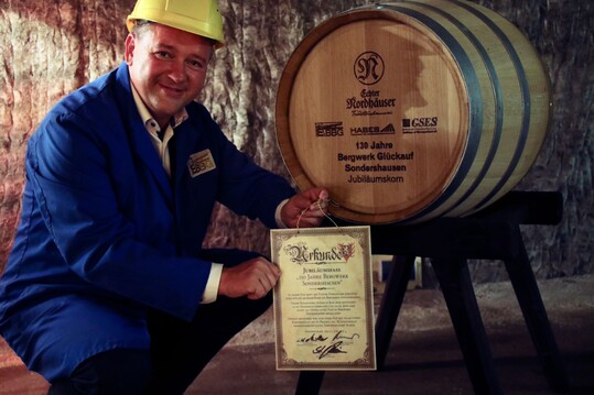 Thomas Mller, Leiter der Echter Nordhuser Traditionsbrennerei, an einem der beiden Fsser im Salzbergwerk.