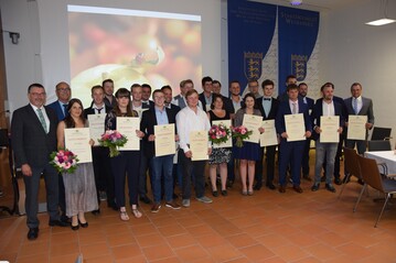 Die 24 neuen Grtnermeister/innen Fachrichtung Obstbau; Links im Bild: Dr. Kurt Mezger (RP Stuttgart), Prsident Franz Josef Mller (LVEO)