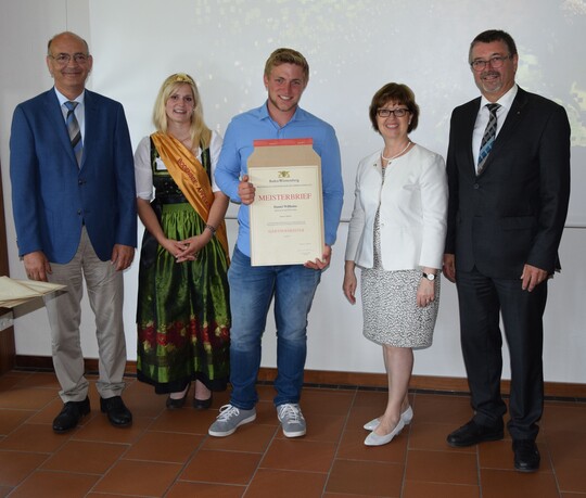Der Jahrgangsbeste Daniel Willhalm mit LVEO-Prsident Franz Josef Mller, der Apfelknigin vom Bodensee Sabrina Hei, Ministerialdirektorin Grit Puchan vom Ministerium fr Ernhrung und lndlicher Raum Baden-Wrttemberg und Dr. Kurt Mezger vom Regierungsprsidium Stuttgart