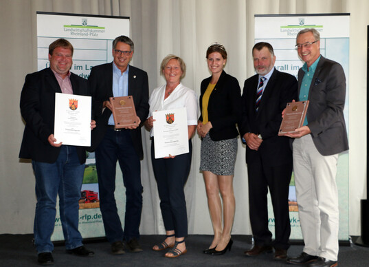 (v.l.): Michael Berweiler, Peter und Steffi Klckner, Moselweinknigin Lisa Dieterichs, Kammervizeprsident Heribert Metternich, Staatssekretr Dr. Thomas Griese
