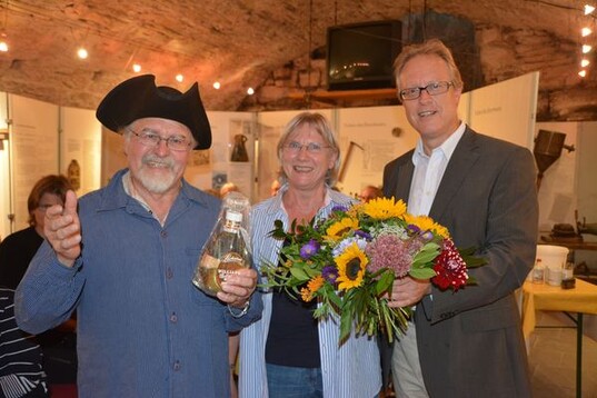 Die 99 999ste Besucherin im Schwbischen Schnapsmuseum Bnnigheim war Margarete Biehal aus Knzelsau. Brgermeister Kornelius Bamberger (rechts) und Kurt Sartorius vom Schwbischen Schnapsmuseum gratulieren.