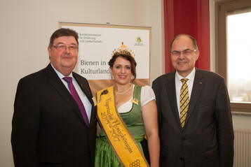 Peter Maske, Prsident des Deutschen Imkerbundes, Sabrina I., Bayerische Honigknigin 2015-2017, Christian Schmidt, Bundeslandwirtschaftsminister