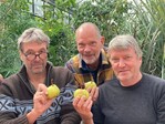 (von links) Jan Bade, Michael Heißenberg, Jens Meyer haben bei der Klaus Tschira Stiftung das Projekt eingereicht, das altes Wissen um Obstsorten mit dem genetischen Fingerabdruck zusammenbringt.