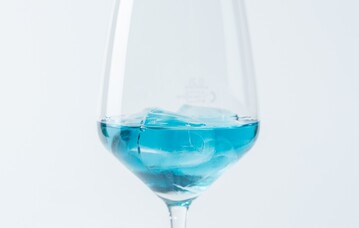 Durch das Hinzufgen von Tonic Water ndert sich der pH-Wert und der Gin ndert seine Farbe von blau in rosa.