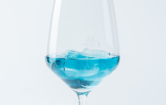 Durch das Hinzufgen von Tonic Water ndert sich der pH-Wert und der Gin ndert seine Farbe von blau in rosa.