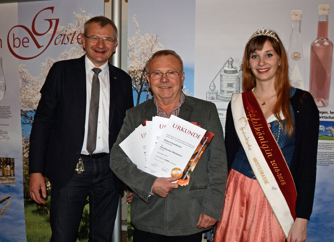 Hubert Kaufmann aus Weisbach (Mitte) erhielt in diesem Jahr elf Medaillen. Mit ihm freuen sich der Verbandsvorsitzende Hubert Frhlich und die Apfelknigin der Frnkischen Moststrae Anna-Maria Huel.  