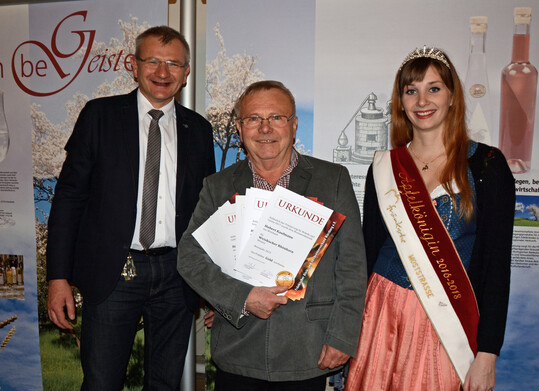 Hubert Kaufmann aus Weisbach (Mitte) erhielt in diesem Jahr elf Medaillen. Mit ihm freuen sich der Verbandsvorsitzende Hubert Frhlich und die Apfelknigin der Frnkischen Moststrae Anna-Maria Huel.  