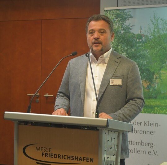 Andreas Metzler, der Vorsitzende des Sdwrttemberger Kleinbrennerverbandes, begrte die Gste des Brennertages.