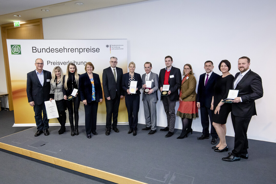 Ministerialdirektorin Dr. Katharina Bttcher (BMEL) (4.v.l.) berreicht gemeinsam mit DLG-Vizeprsident Dr. Diedrich Harms (5.v.l.) Urkunden und Medaillen an die ausgezeichneten Betriebe.