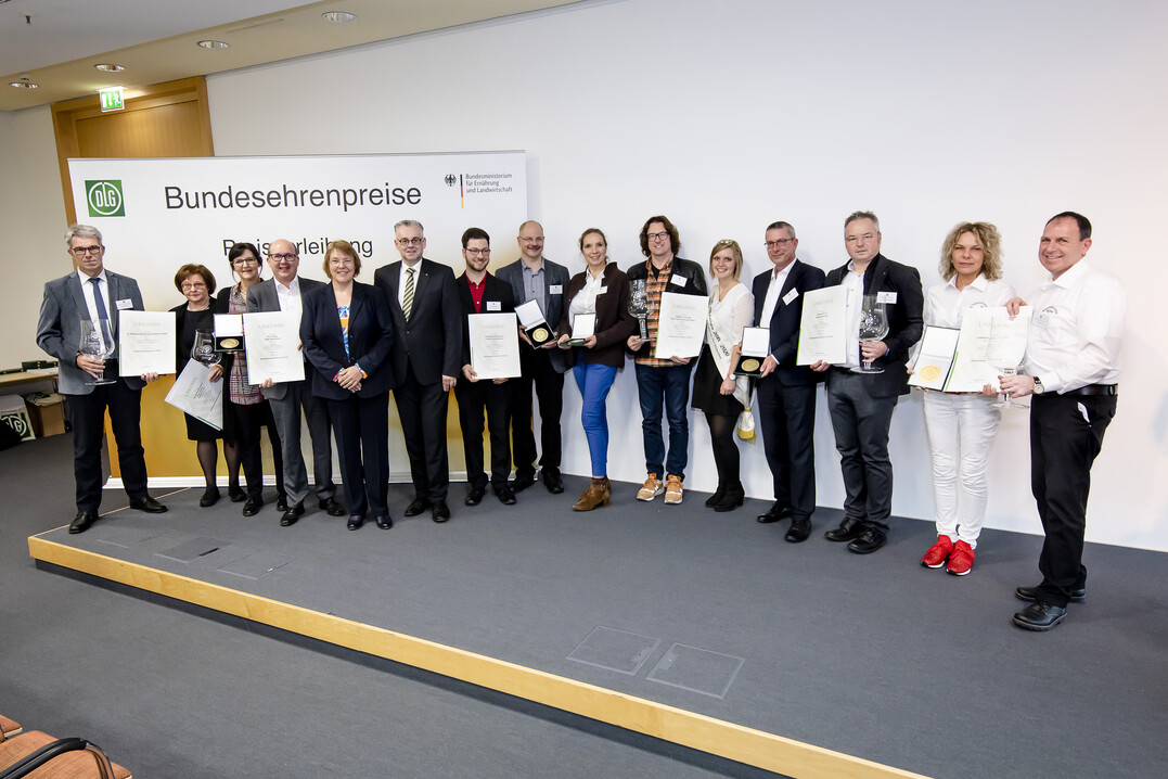 Ministerialdirektorin Dr. Katharina Böttcher (BMEL) (5.v.l.) überreicht gemeinsam mit DLG-Vizepräsident Dr. Diedrich Harms (6.v.l.) Urkunden und Medaillen an die ausgezeichneten Betriebe.