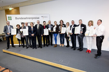 Ministerialdirektorin Dr. Katharina Bttcher (BMEL) (5.v.l.) berreicht gemeinsam mit DLG-Vizeprsident Dr. Diedrich Harms (6.v.l.) Urkunden und Medaillen an die ausgezeichneten Betriebe.