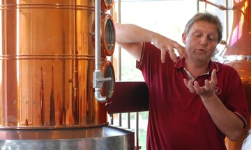 Thomas Rabel erlutert das Whisky-Brennen
