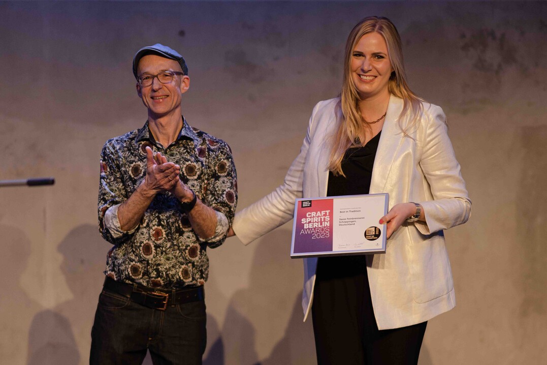 Organisator Thomas Kochan mit Sarah Grawe von der Feinbrennerei Sasse, Gewinner des Sonderpreises Best in Tradition 2023.