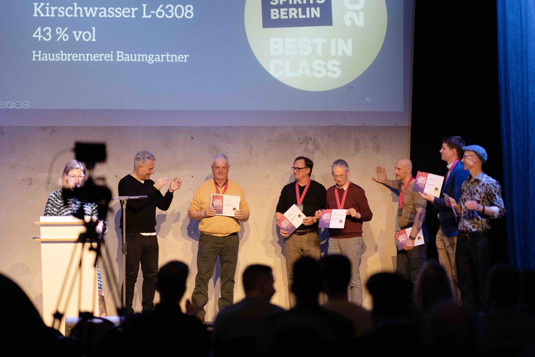 Die Goldmedaillengewinner in der Kategorie Steinobst; Moderatorin Leslie Nachmann, Organisator Theo Ligthart, Fridolin Baumgartner (Hausbrennerei Baumgartner), Markus Wuchner (Maidli Gin), Lorenz Humbel (Humbel Spezialittenbrennerei), Martin Eschenbrenner (Eschenbrenner), Jonas Klckner (Birkenhof Brennerei), Organisator Thomas Kochan.