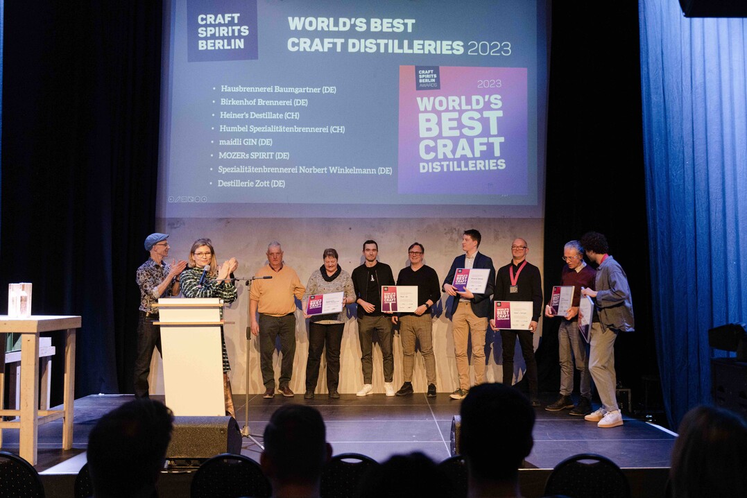 Die Gewinner der Auszeichnung Worlds Best Craft Distilleries; Organisator Thomas Kochan, Moderatorin Leslie Nachmann, Fridolin und Anneliese Baumgartner (Hausbrennerei Baumgartner), Philipp und Markus Wuchner (Maidli Gin), Jonas Klckner (Birkenhof Brennerei), Thomas Heiner (Heiners Destillate), Lorenz Humbel (Humbel Spezialittenbrennerei), Constantin Mozer (Mozers Spirit).
