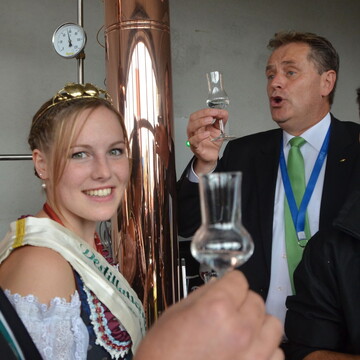 Ronja Schmidt, die amtierende Destillatknigin und Richard Arnold, Oberbrgermeister von Schwbisch Gmnd