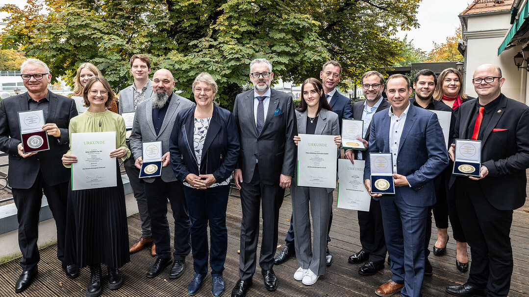 Das Bundesministerium für Ernährung und Landwirtschaft (BMEL) hat acht Spirituosenhersteller mit dem Bundesehrenpreis ausgezeichnet. Die höchste Auszeichnung der deutschen Ernährungswirtschaft wird jährlich getrennt nach Produktkategorien an deutsche Lebensmittelproduzenten verliehen. Die Preisträger hatten zuvor in den Qualitätsprüfungen der DLG (Deutsche Landwirtschafts-Gesellschaft) die besten Gesamtergebnisse erzielt.
