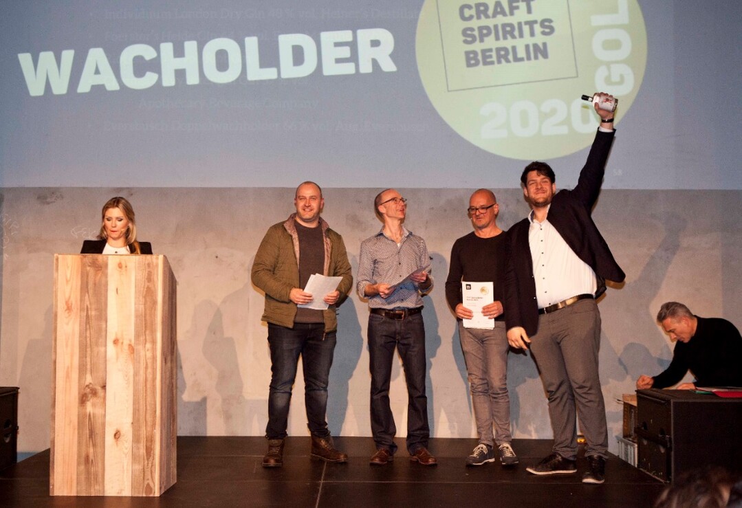 Bild (v.l.n.r.): Leslie Nachmann, Martin Neumann (erste Männerhobby GmbH, Förster Heide Gin), Thomas Kochan (Craft Spirits), Thomas Heiner (Heiners Destillate), Hayri Göcke (Riot Gin), Theo Ligthart (Craft Spirits).