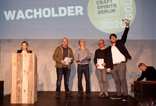 Bild (v.l.n.r.): Leslie Nachmann, Martin Neumann (erste Mnnerhobby GmbH, Frster Heide Gin), Thomas Kochan (Craft Spirits), Thomas Heiner (Heiners Destillate), Hayri Gcke (Riot Gin), Theo Ligthart (Craft Spirits). 