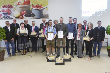 Im Bild: Die Besten der Absolventen mit (von rechts): Obstbaumeister Hans Gding, Bezirksrtin Monika Maier, Dr. Matthias Mend, LWG Veitshchheim, Andrea Btz, Frnkischer Klein- und Obstbrennerverband, Thomas Schneidawind, Direktor Agrarbildungszentrum Landshut-Schnbrunn. 5. v. l. Ministerialdirektor Hubert Bittlmayer