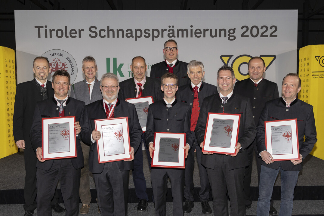 Die Sortensieger der Tiroler Schnapsprmierung 2022 mit (v. l.) LK-Prsident Josef Hechenberger, LK-Fachbereichsleiter Wendelin Juen, LK-Obstverarbeitungsreferent Ulrich Zeni und LH-Stv. Josef Geisler.