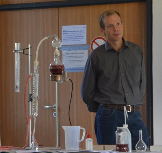 Dr. Michael Heil von der C. Schliessmann Kellerei-Chemie GmbH & Co. KG demonstriert im Hohenheimer Brennerkurs die Probedestillation mit herkmmlichen Gertschaften.