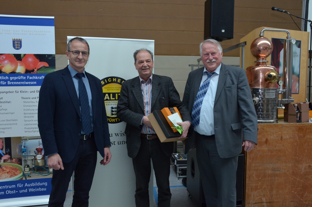 Der Verbandsvorsitzende der badischen Kleinbrenner, Ulrich Mller und Ministerialdirigent Joachim Hauck verabschieden Dr. Thomas Senn mit einem Geschenk in den Ruhstand.