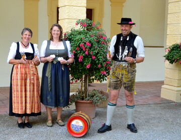 Grtnermeisterin und Fuchsienspezialistin Jasmin Wolff (mit Medaillen), Hofgarten-und Brennereimitarbeiterin Sabine Behrens sowie Hofgarten und Brennereileiter Alexander Bauer freuen sich ber die Pracht und den neuen Fuchsienlikr aus der Schleiheimer Schlossbrennerei.