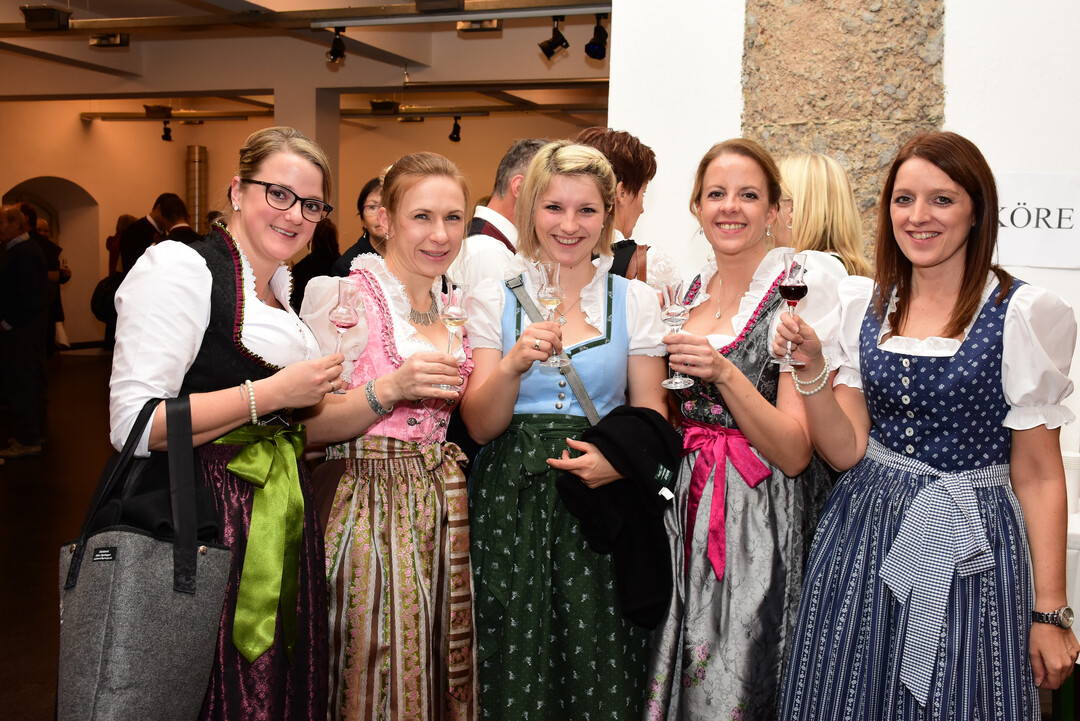 Frhliche Damenrunde bei der Verkostung.