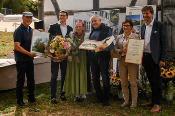 Die Eduard Lucas-Medaille ging an Luise Wirsching , die sich durch ihr auergewhnliches Engagement im Streuobstbau und der Erhaltung alter Obstsorten verdient gemacht hat.