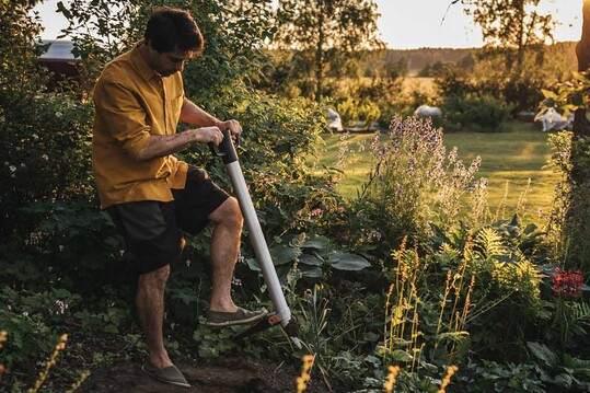 Profitieren Sie von den Fiskars Produktinnovationen 2021: Mit der neuen Kategorie Bepflanzen sorgt das Unternehmen wieder für 100% Happiness in deutschen Gärten. Setzen Sie Kaufimpulse im Bereich Bepflanzen, Bewässerung und Schneidwerkzeuge und erschließen Sie Potenziale für jeden Preis- und Qualitätsanspruch.
Mit dem neuen Fiskars Xact™ Pflanzer mit Stiel können Zwiebeln und kleine Setzlinge ergonomisch gepflanzt werden – hinknien oder bücken ist nicht notwendig. Mit einem einzigen Werkzeug kann in wenigen Handgriffen ein Loch gegraben, die Zwiebel platziert und wieder mit Erde bedeckt werden. 
Der haltbare, leichte Aluminiumstiel hat ein Klingenende und ein Trittpedal zum mühelosen Graben von Löchern. Ein Verriegelungsmechanismus am Trittpedal hält die Klinge offen, so dass man die Zwiebel für eine perfekte Platzierung durch die Oberseite des Pflanzgefäßes fallen lassen kann