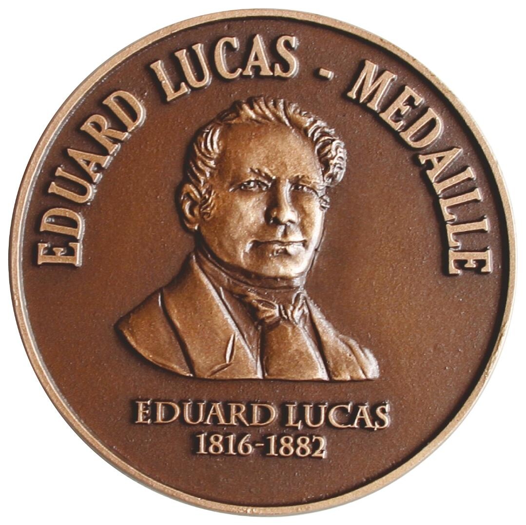 Die Eduard-Lucas-Medaille wird jhrlich verliehen.