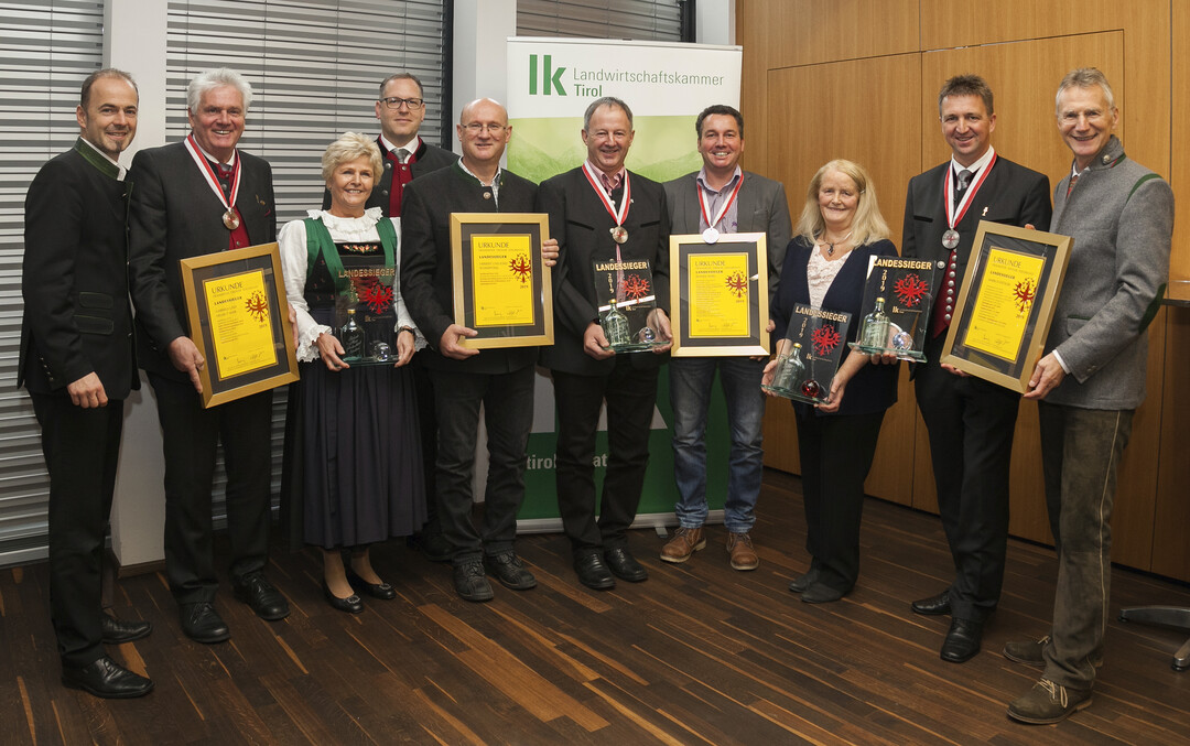 LK-Präsident Josef Hechenberger, Helmut und Gabriele Mair (Landessieger Brände), Obstverarbeitungsreferent Ulrich Zeni, Herbert und Josef Schimpfössl (Landessieger Brände), Franz und Beatrix Nöbl (Landessieger Likör), Markus Spitaler (Landessieger Brände) und LK-Fachbereichsleiter Wendelin Juen.