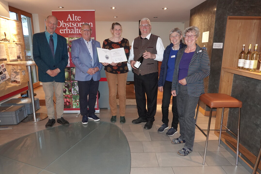 Dr. Norbert Clement, Laudator; Stefan Hable, Bürgermeister der Stadt Naumburg; Sabine Fortak, 1. Vorsitzende des Pomologen-Vereins; August Kottmann; Beate Reichhold-Appel, Landesbetrieb Landwirtschaft Hessen; Karin Rietman, Vertreterin des NABU (BFA) Bundesfachausschuss Streuobst).