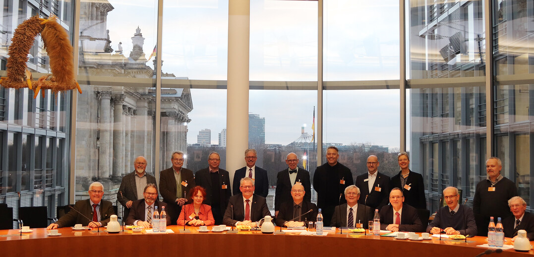 1. GGBW-Mitgliederversammlung im Sitzungssaal des Landwirtschaftsausschusses des Deutschen Bundestages. Stehend v.l. Kurt Sartorius, Peter Pilz, Ralf Hapke, Günter Esser, Prof. Dr. Hans Reinhard Seeliger, Theo Ligthart, Klaus Fissler, Wiebke Künnemann, M.A., und Siegbert Hennig – sitzend v.l. Martin Empl, Detlef Fritz, Andrea Bätz, Alois Gerig MdB, Werner Albrecht, Franz Donauer, Martin Kieffer, Harald Brugger und Dr. Gundolf Ströhmer