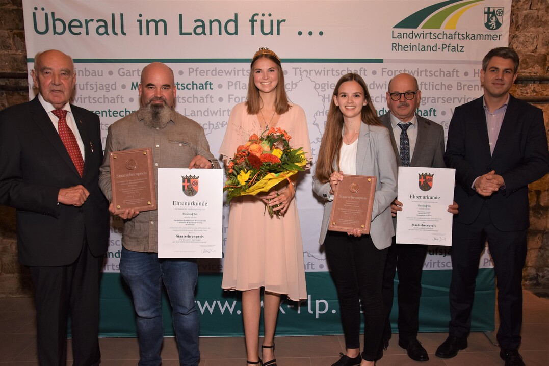 Die Staatsehrenpreisträger der Regionen Rheinhessen und Pfalz 2022 - links mit Urkunde: Bernhard Höning von der Kleinen Brennerei am Donnersberg, rechts mit Urkunde Tina und Thomas Scherner.