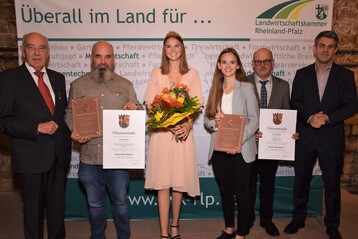 Die Staatsehrenpreistrger der Regionen Rheinhessen und Pfalz 2022 - links mit Urkunde:Bernhard Hning von der Kleinen Brennerei am Donnersberg, rechts mit Urkunde Tina und Thomas Scherner.