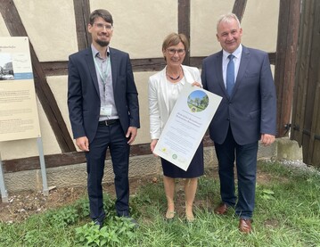 Bernd Beck, der stellvertretende Leiter des Hohenloher Freilandmuseums Schwbisch Hall-Wackershofen,Sabine Kurtz, Staatssekretrin im Ministerium fr Ernhrung, Lndlichen Raum und Verbraucherschutz und Karl Mller, 1. Vorsitzender des Landesverbandes der Klein- und Obstbrenner Nord-Wrttemberg e. V. mit dem Schild zum Hohenloher Birnenbrand, das in der Museumsbrennerei angebracht werden wird.